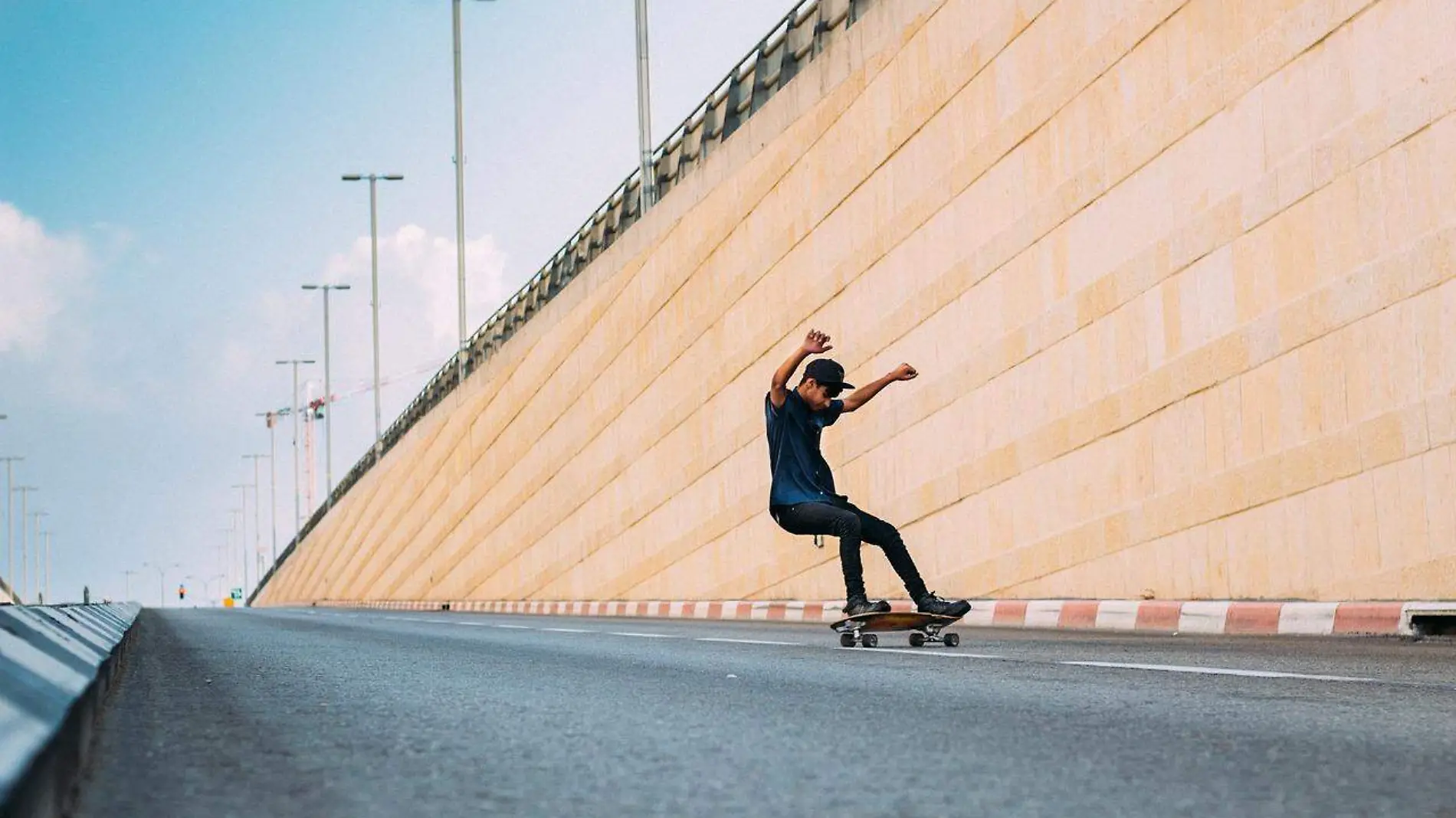 Joven en patineta Pixabay